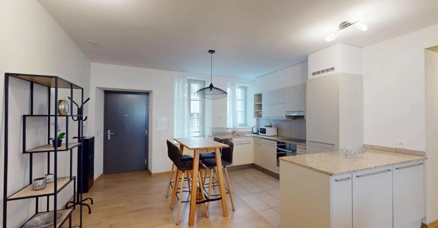 Elegant Central Apartment - Photo 4 of 19