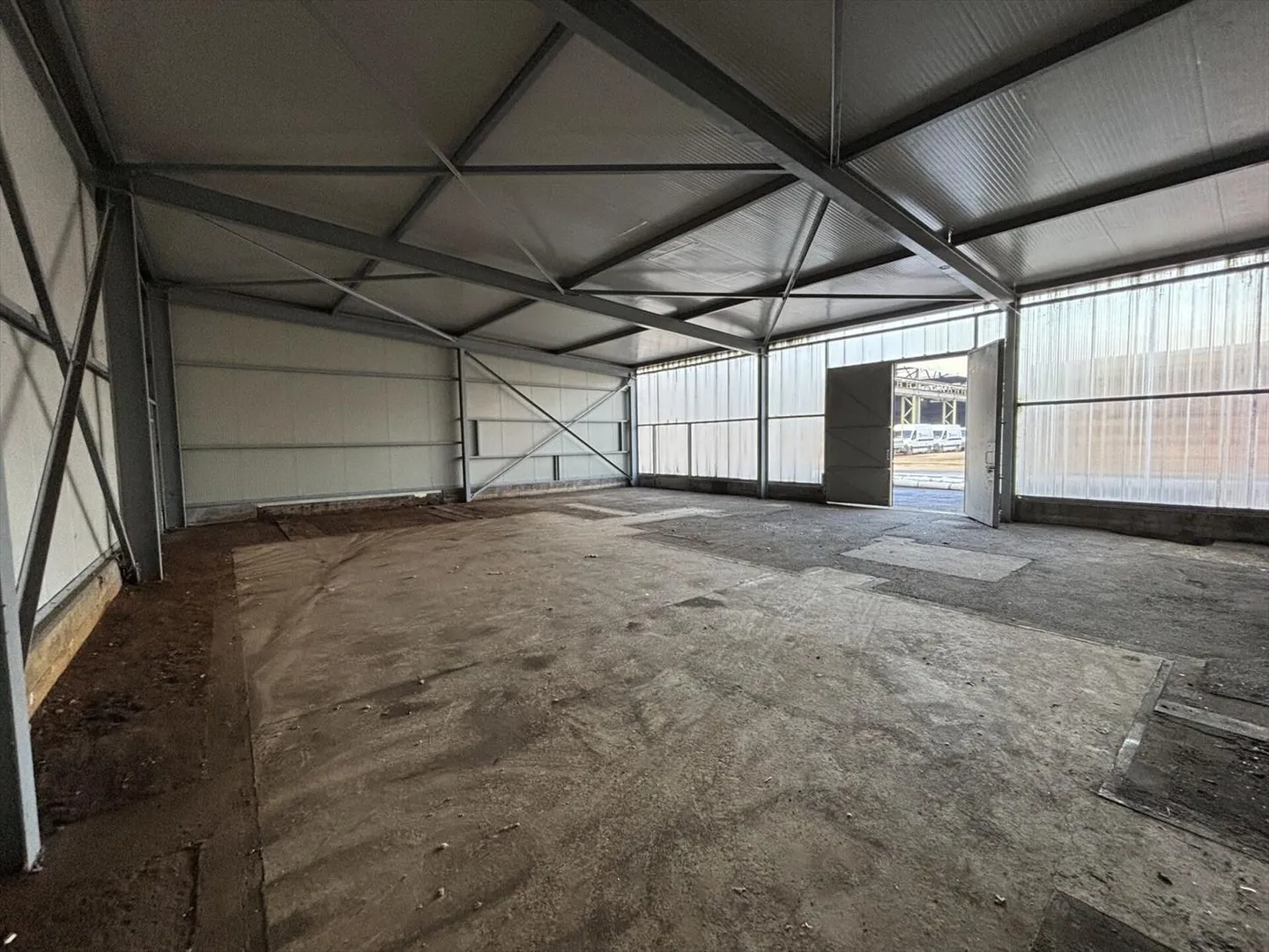 Halls, stocks, depots, workshops, production, 632 m2 + covered areas - Photo 6 of 9