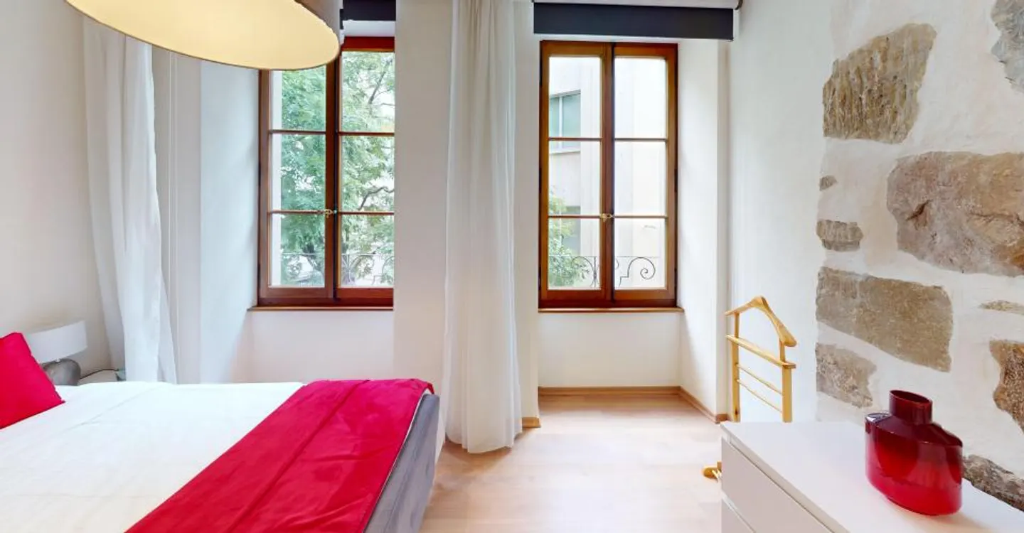 Elegant Central Apartment - Photo 13 of 19