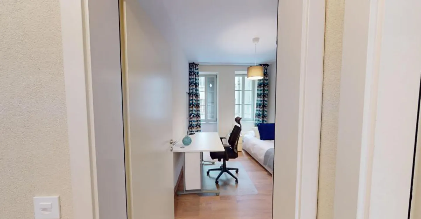 Elegant Central Apartment - Photo 14 of 19