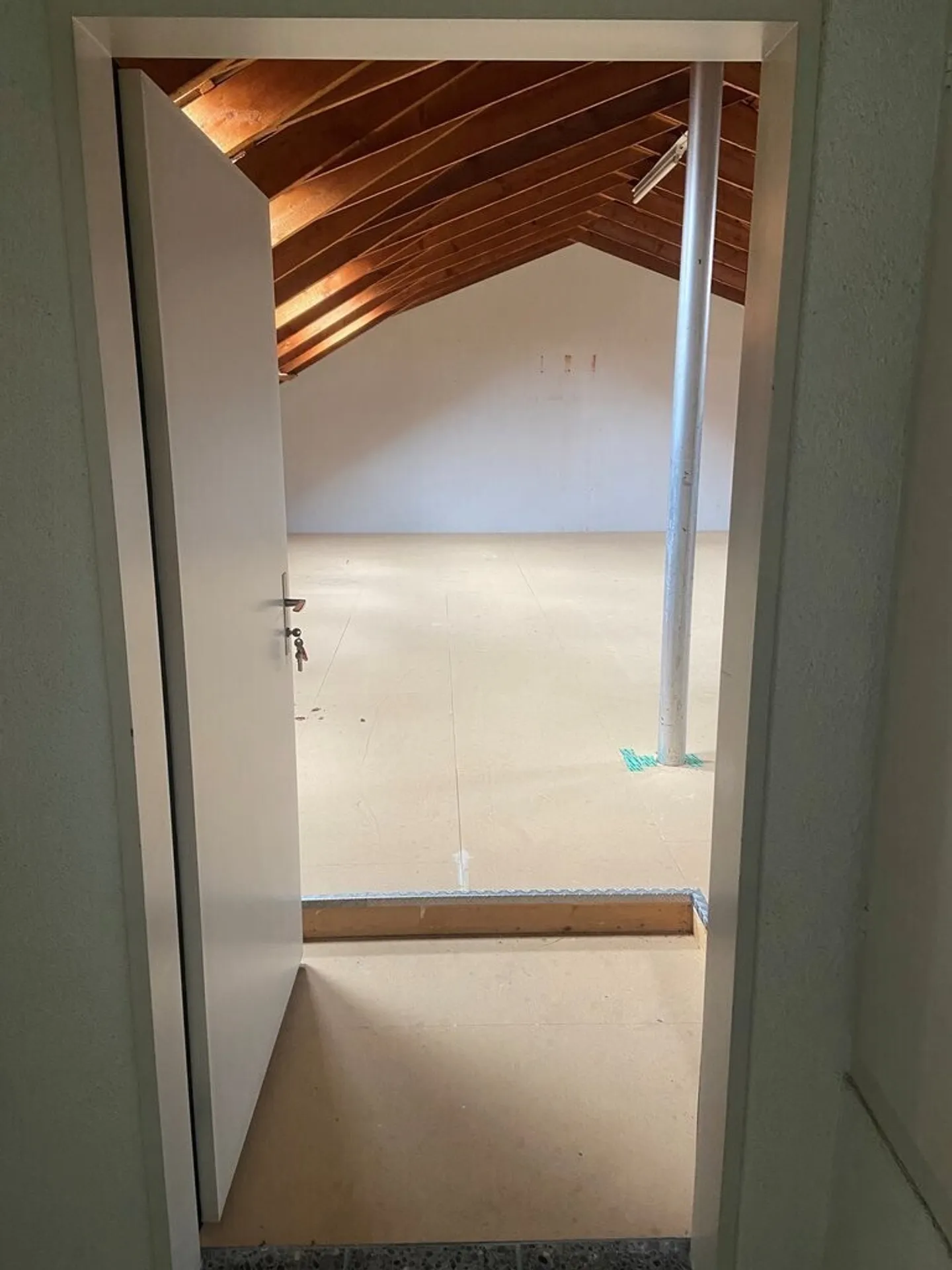 Archive space in the attic - 100 m2 in district 8 - Photo 2 of 4