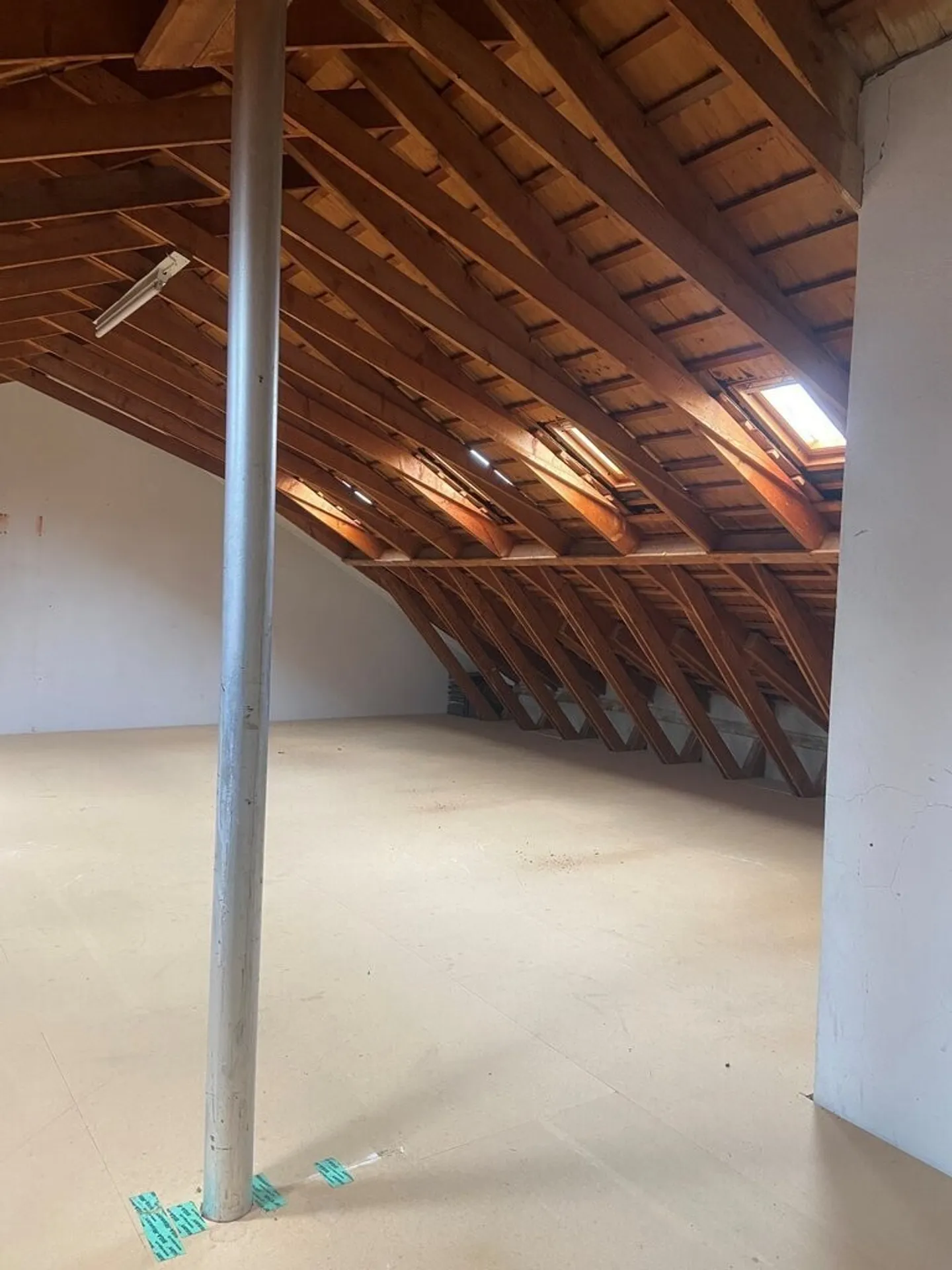 Archive space in the attic - 100 m2 in district 8 - Photo 3 of 4