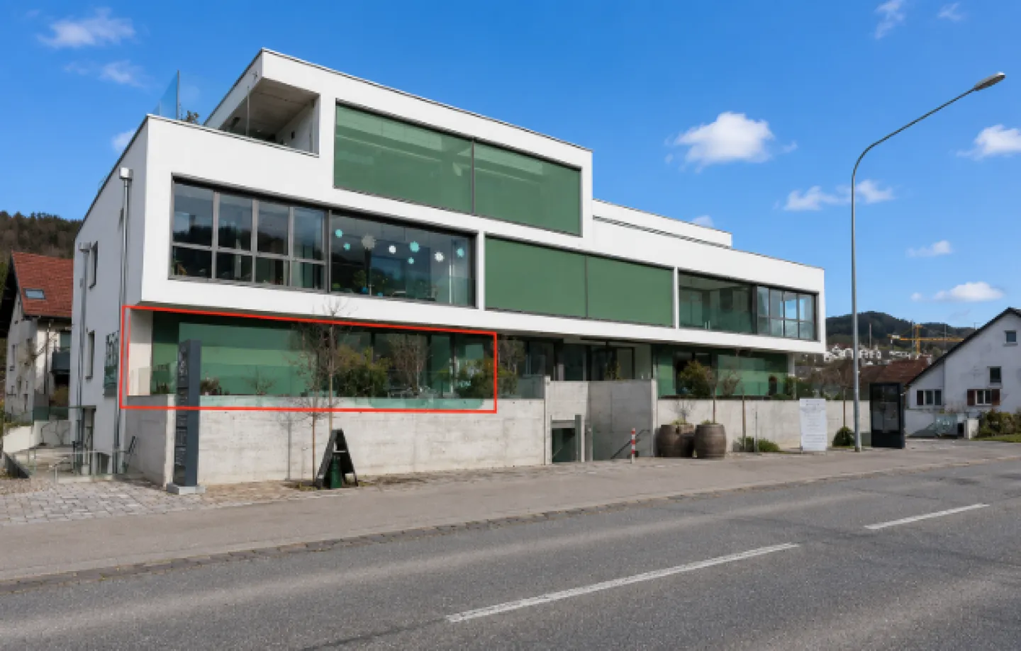 Appartement moderne exclusif de 4,5 pièces avec grande terrasse et tour de lavage - Photo 1 sur 18