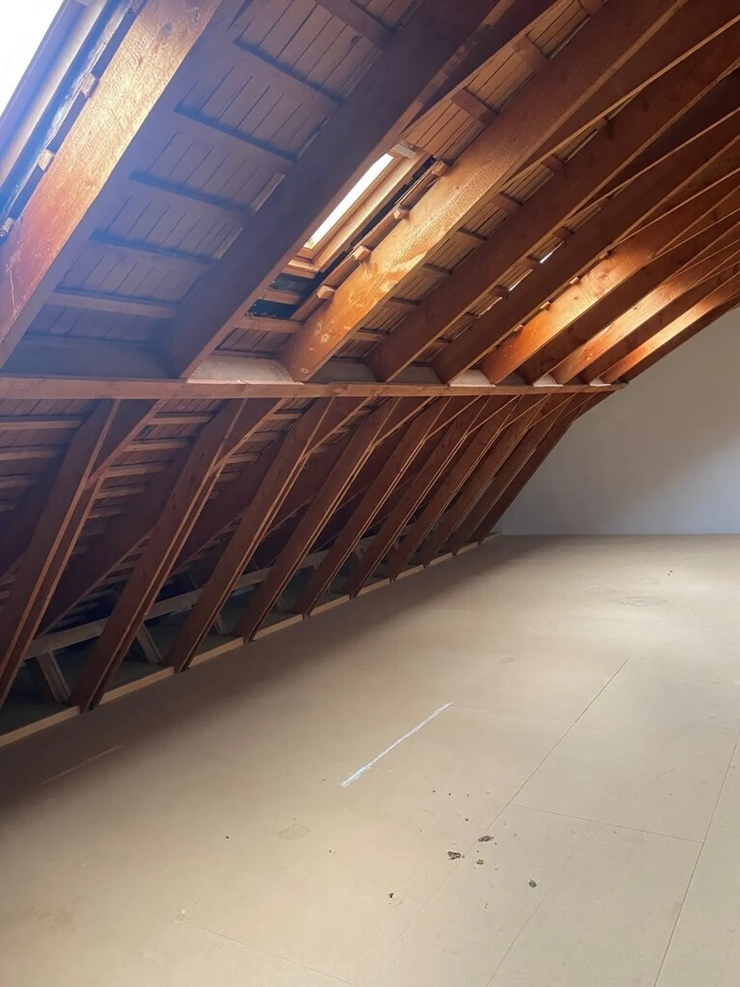 Archive space in the attic - 100 m2 in district 8 - Photo 4 of 4