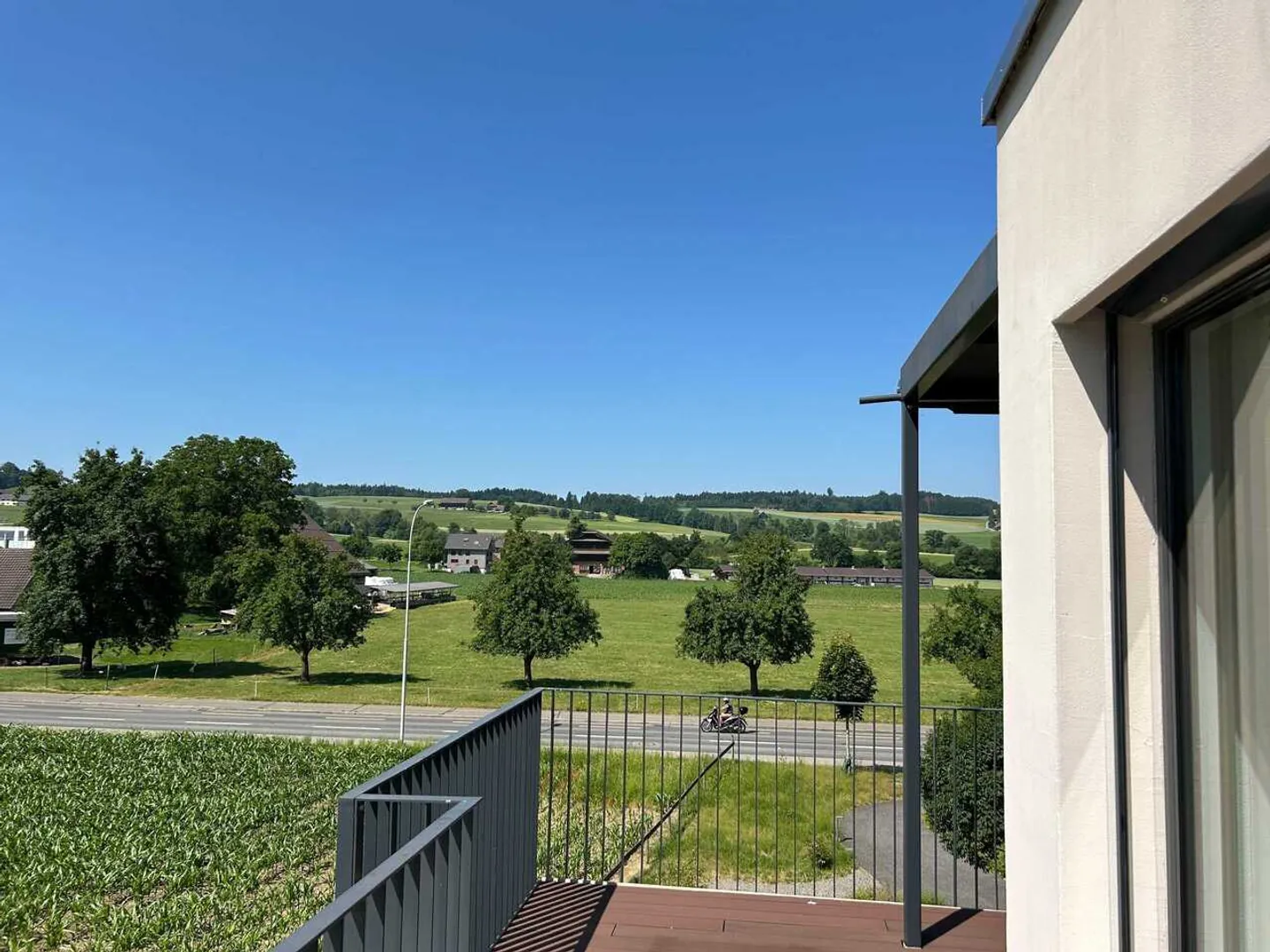 Ampio appartamento attico di 3,5 stanze con terrazza soleggiata - Foto 2 di 12