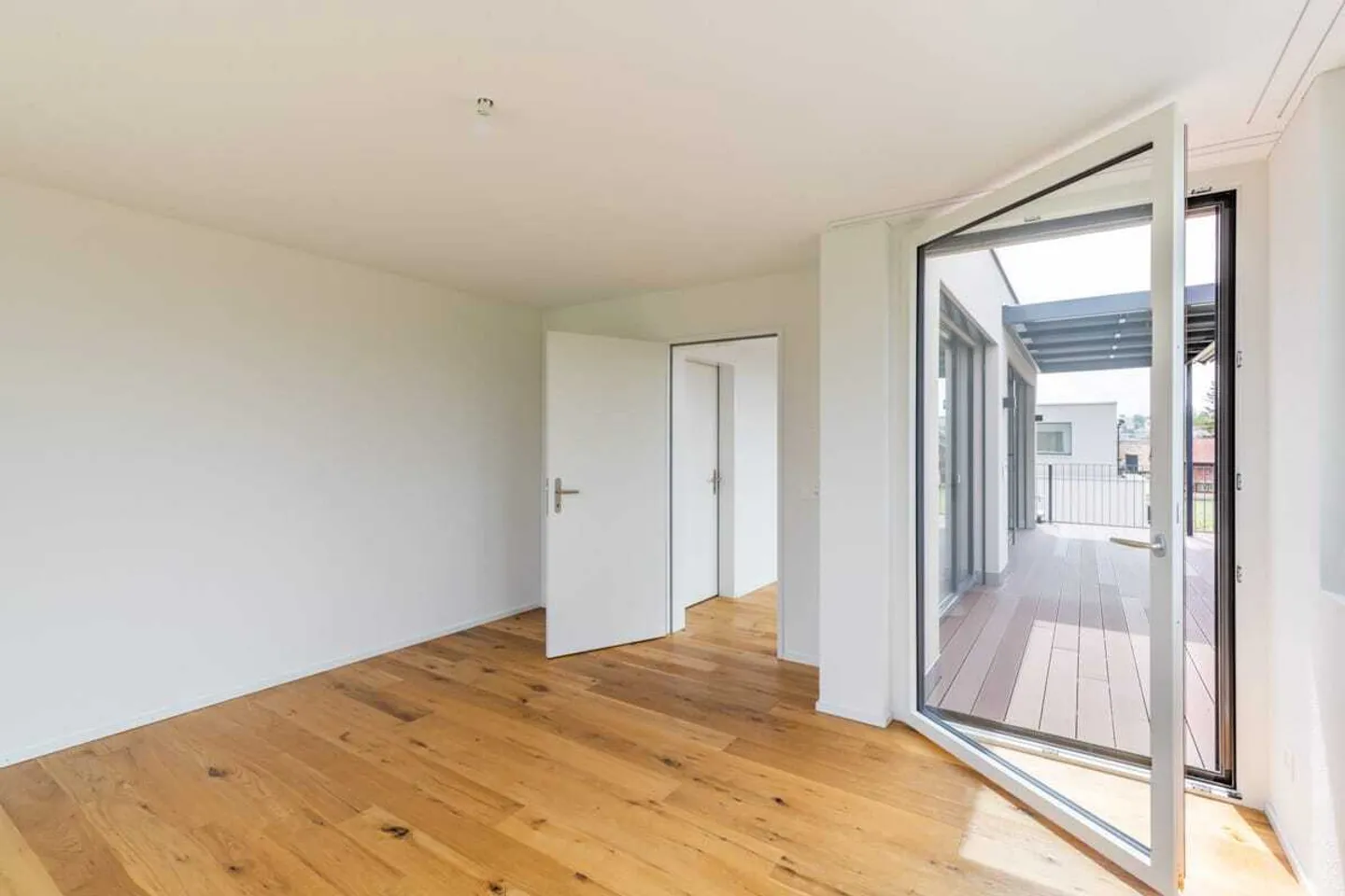 Ampio appartamento attico di 3,5 stanze con terrazza soleggiata - Foto 9 di 12