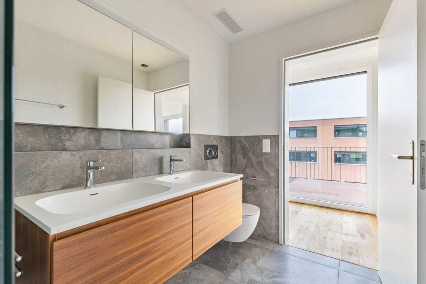 Ampio appartamento attico di 3,5 stanze con terrazza soleggiata - Foto 11 di 12