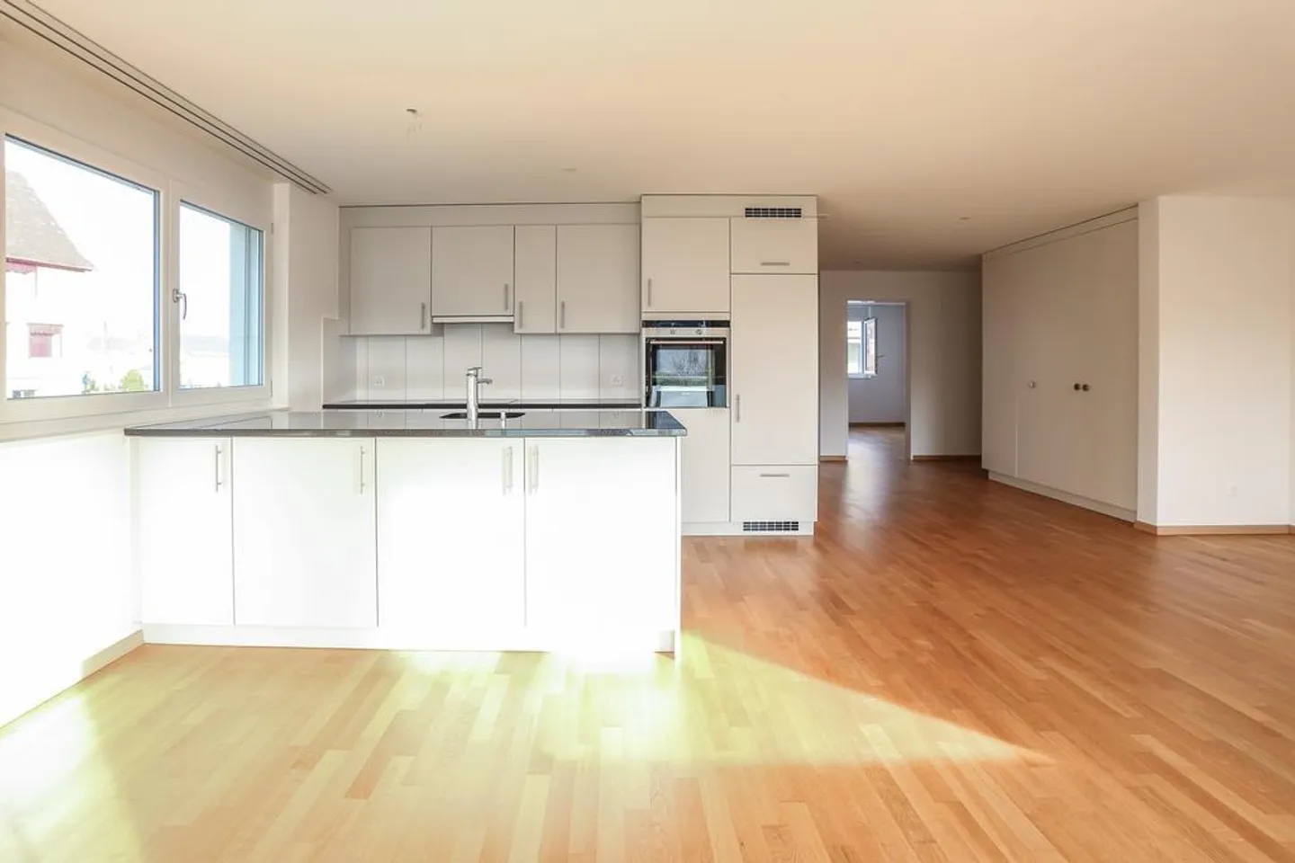 Beaux appartements de 4,5 pièces dans un bon emplacement - Photo 1 sur 11