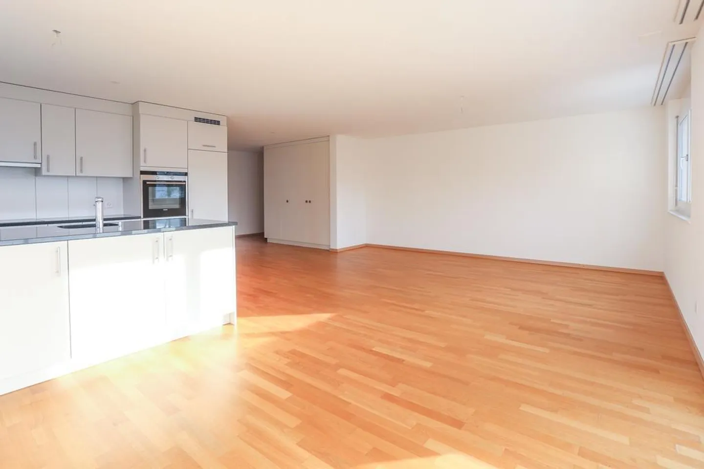 Beaux appartements de 4,5 pièces dans un bon emplacement - Photo 3 sur 11