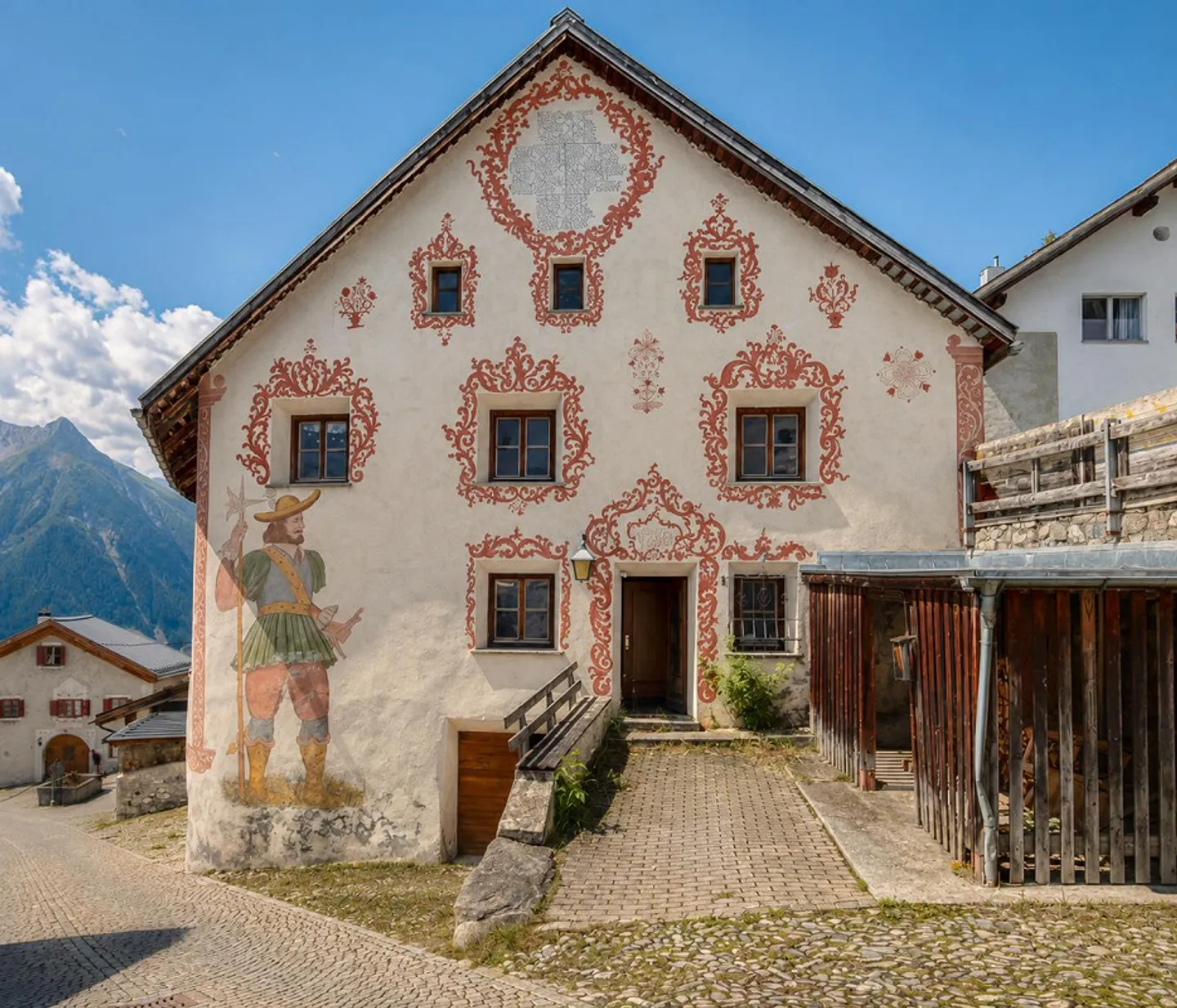Idylle alpine à Tschlin : Maison engadinoise spacieuse avec étable - Photo 1 sur 9