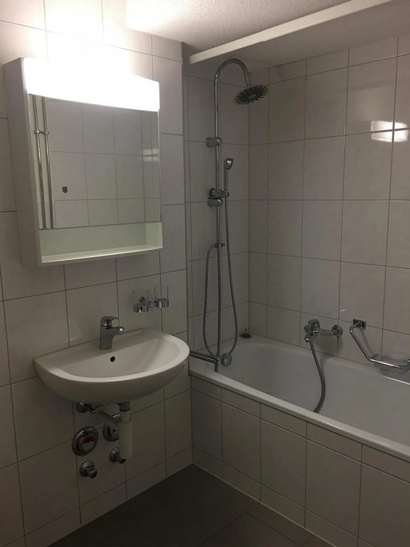 Modern apartment in fully renovated property - Photo 7 of 9