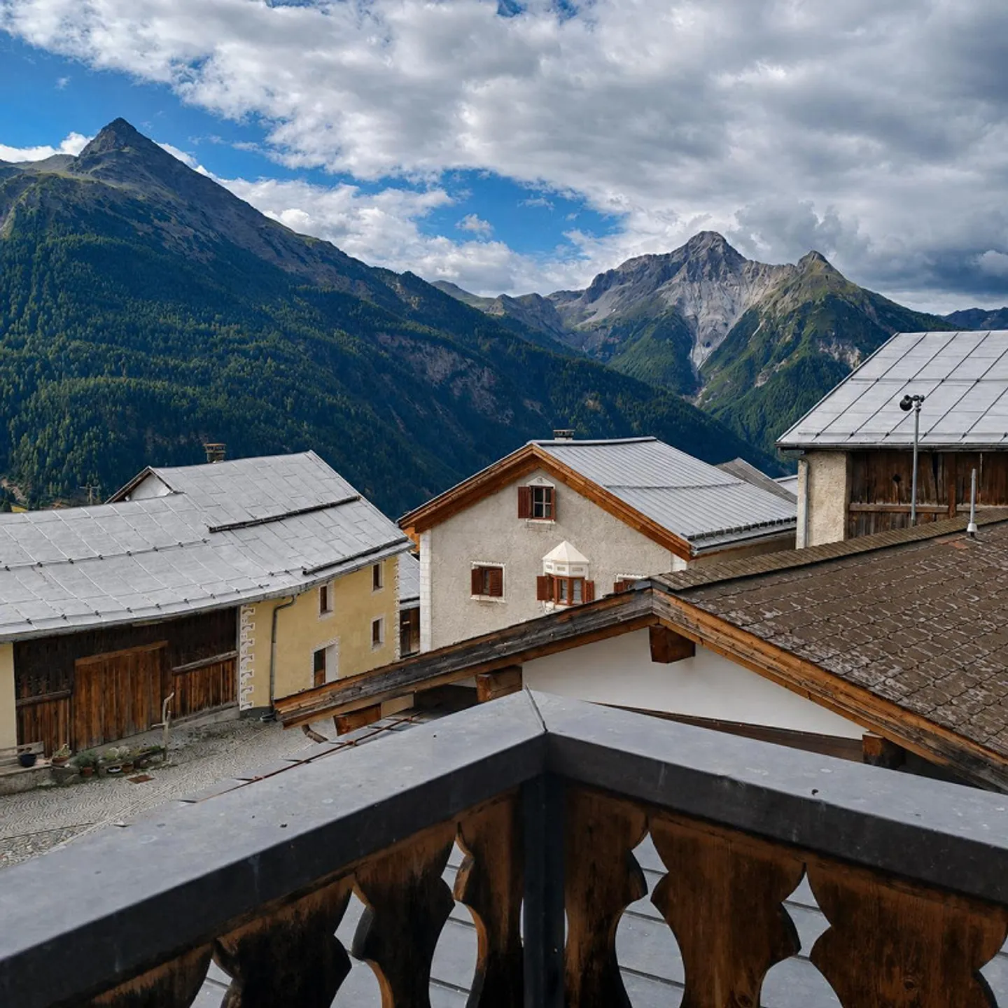 Idylle alpine à Tschlin : Maison engadinoise spacieuse avec étable - Photo 3 sur 9