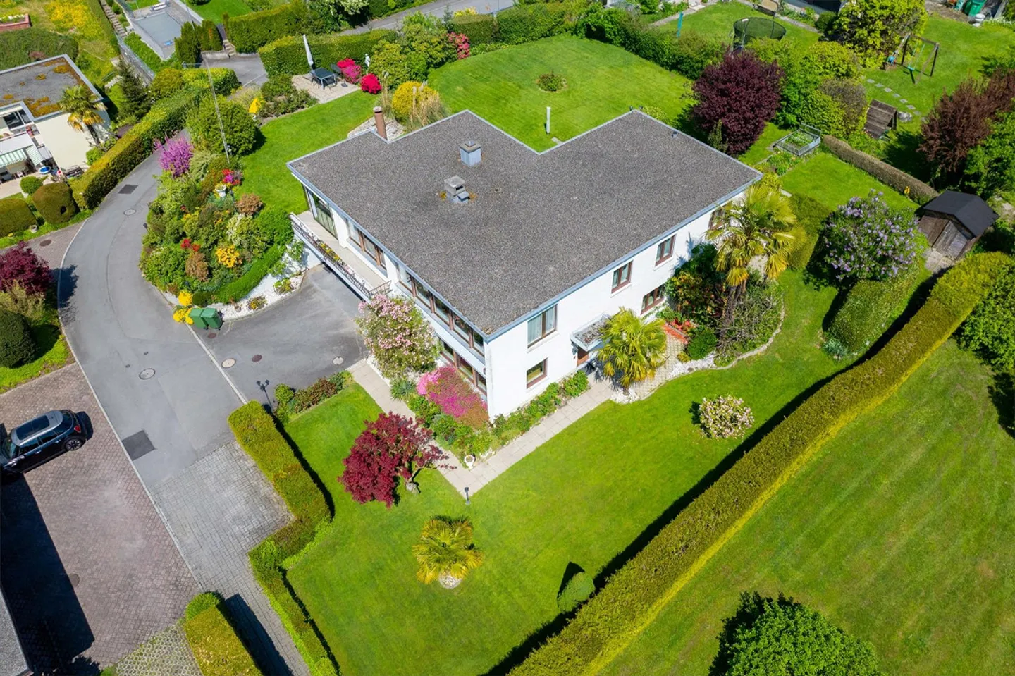 Casa unifamiliare circondata da un magnifico giardino - Foto 2 di 6