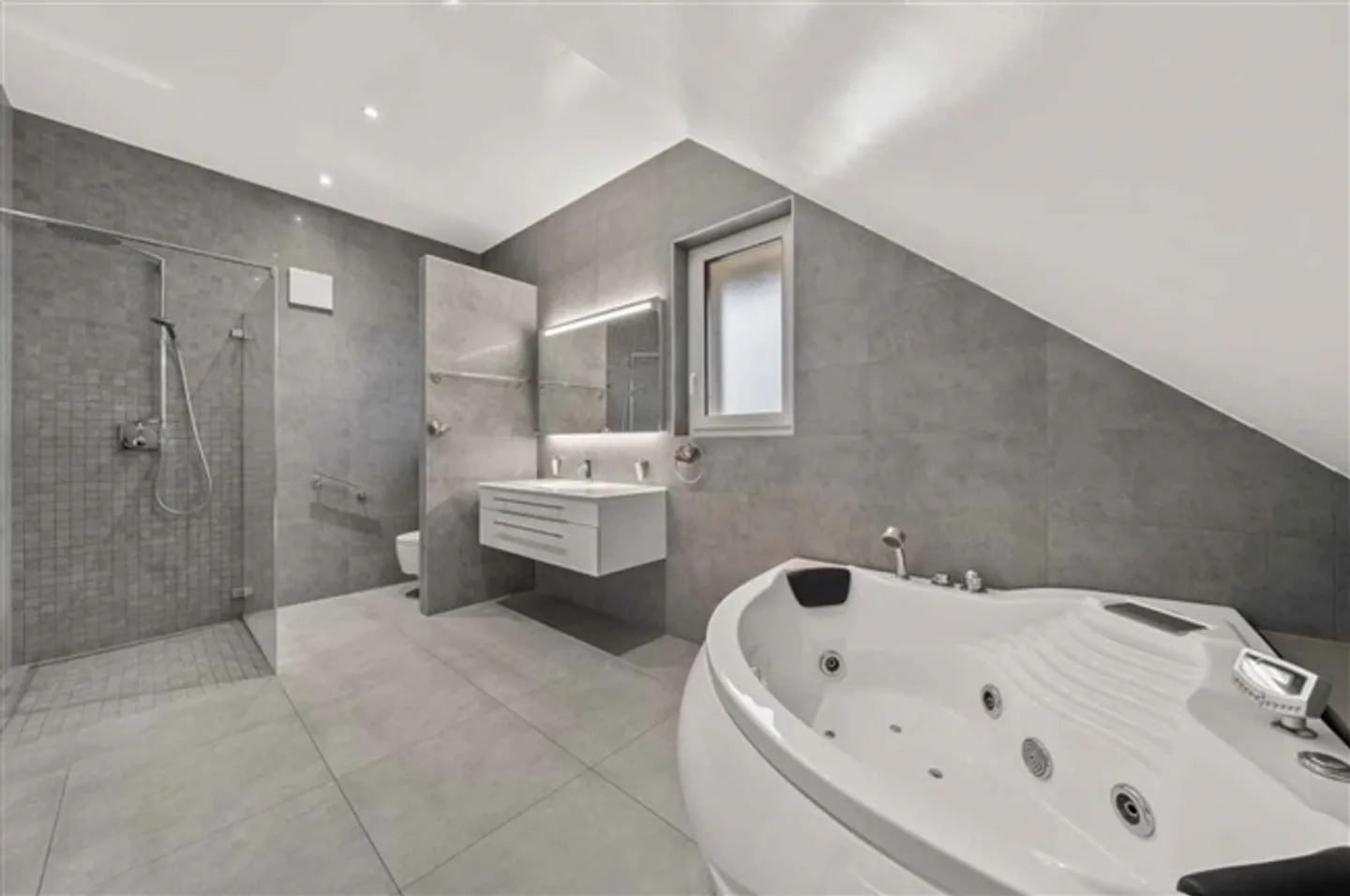 Superbe Appartement Duplex avec Vue - Photo 6 sur 8