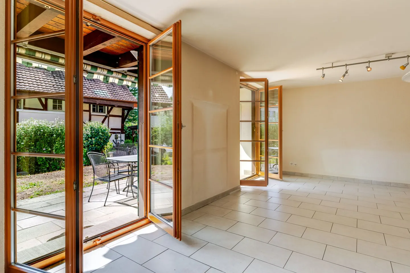 Maison de famille double spacieuse 4.5 Z' plus salle de loisirs et 2 places de parking - Photo 2 sur 12