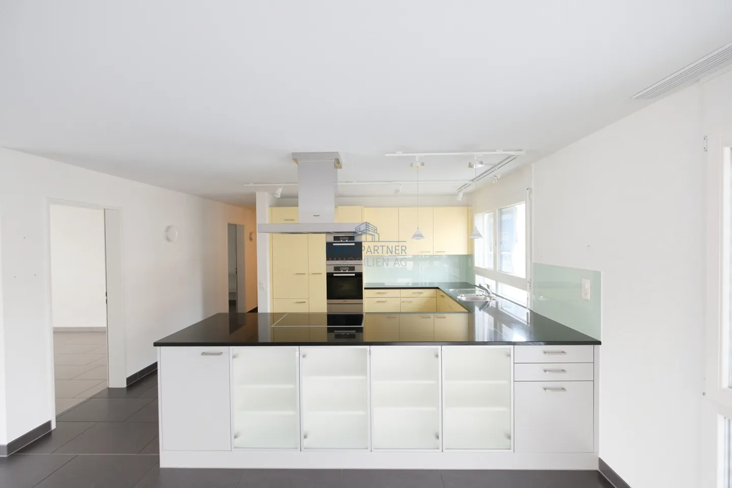 Ampio e moderno appartamento di 3,5 stanze con balcone e stanza hobby ad Aesch - Foto 3 di 13