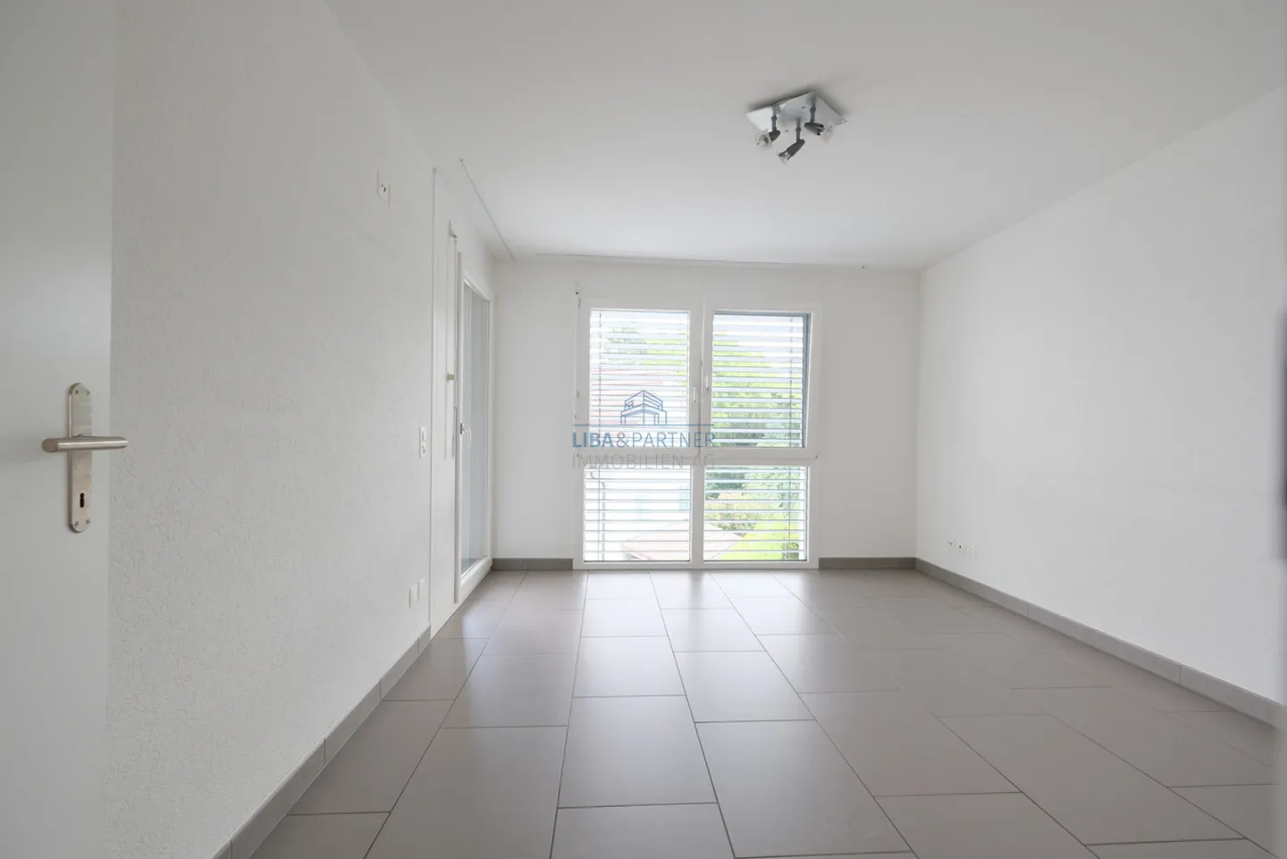 Ampio e moderno appartamento di 3,5 stanze con balcone e stanza hobby ad Aesch - Foto 6 di 13
