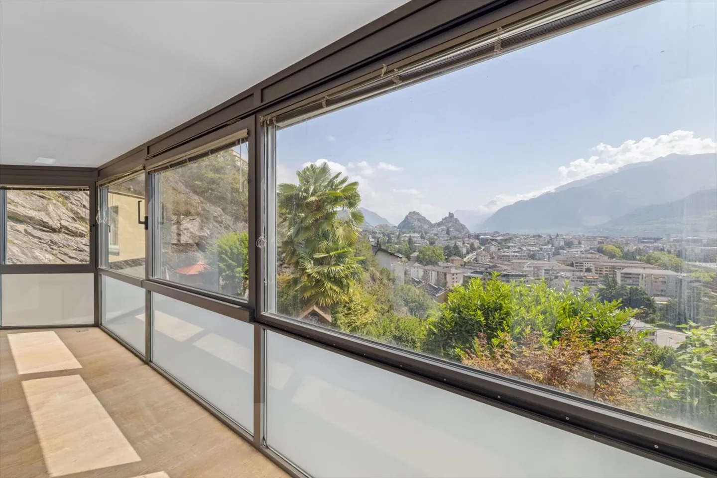 Rare exclusivity? Panoramic view of the castles and the city of Sion - Photo 3 of 13