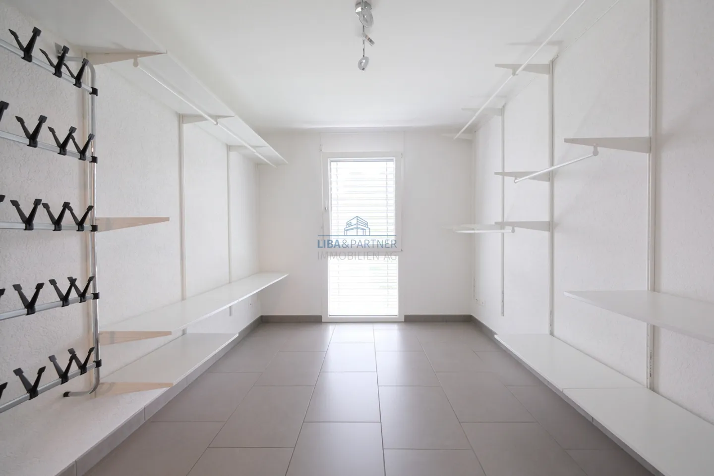 Ampio e moderno appartamento di 3,5 stanze con balcone e stanza hobby ad Aesch - Foto 7 di 13