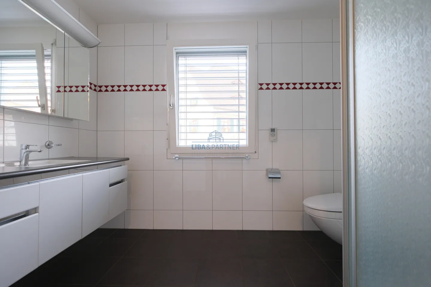 Ampio e moderno appartamento di 3,5 stanze con balcone e stanza hobby ad Aesch - Foto 8 di 13