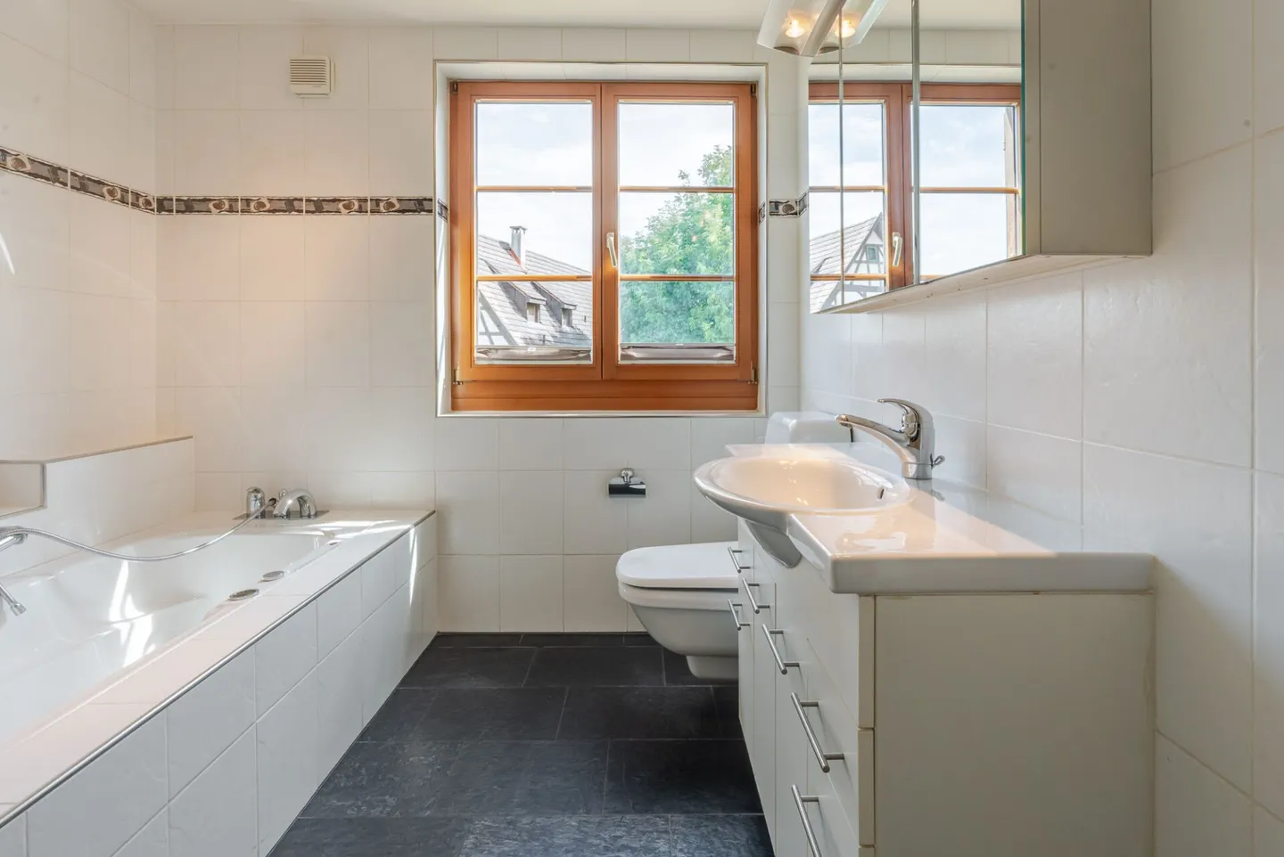 Maison de famille double spacieuse 4.5 Z' plus salle de loisirs et 2 places de parking - Photo 8 sur 12