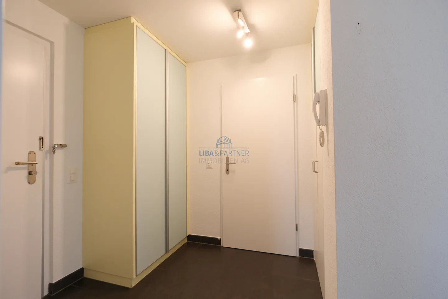 Ampio e moderno appartamento di 3,5 stanze con balcone e stanza hobby ad Aesch - Foto 9 di 13