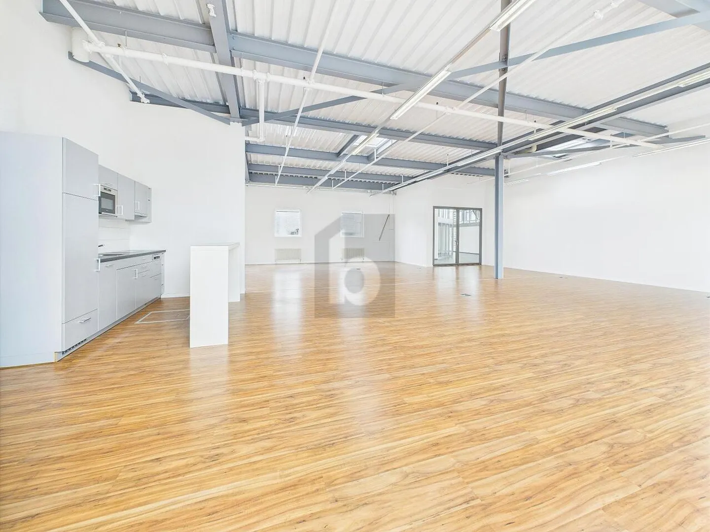 GRANDE SHOWROOM LUMINOSO IN UNA POSIZIONE CENTRALE - Foto 2 di 6