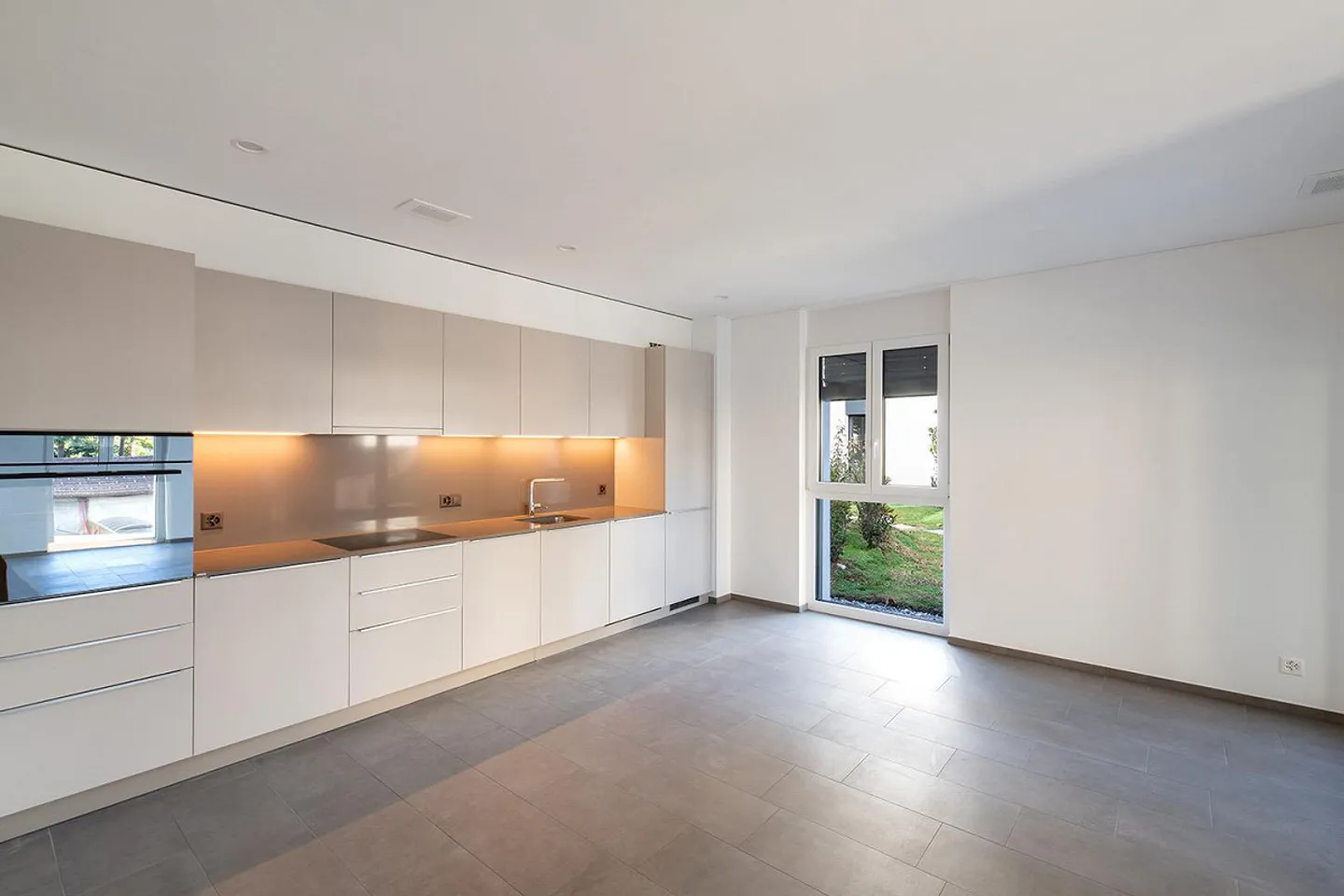 Modern and not far from the center - Photo 3 of 9