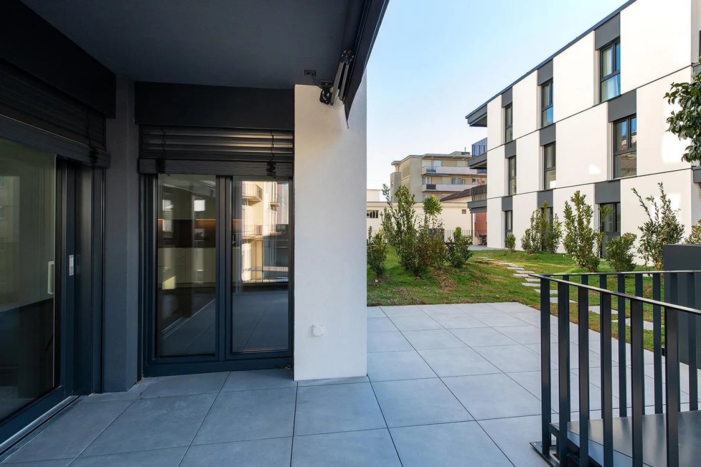 Modern and not far from the center - Photo 8 of 9