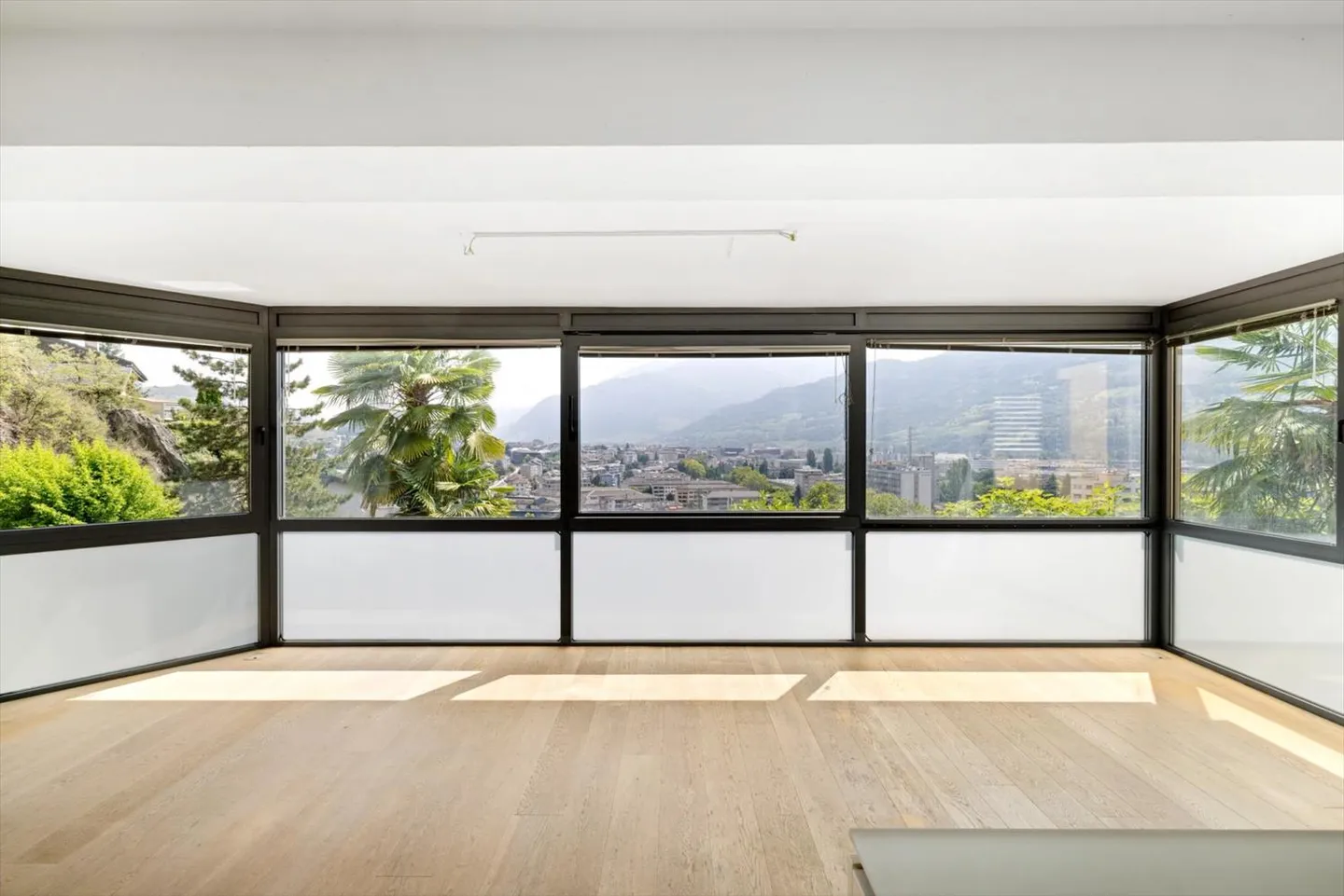 Rare exclusivity? Panoramic view of the castles and the city of Sion - Photo 1 of 13