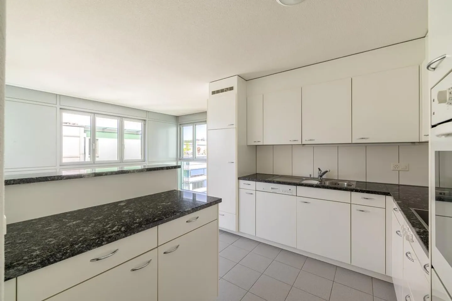 Appartement moderne de 3,5 pièces à Suhr - Photo 2 sur 8