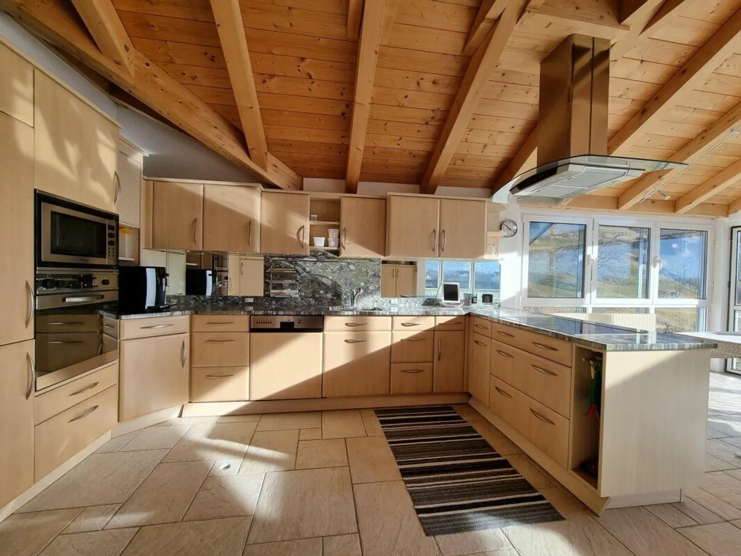 Exclusive 4.5-room penthouse apartment with a wide view and plenty of sun - Photo 4 of 12