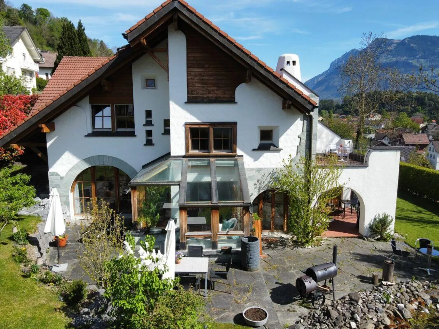 Casa unifamiliare di 8 ½ stanze con appartamento di 1 ½ stanza in una posizione idilliaca con vista magnifica - Foto 1 di 14