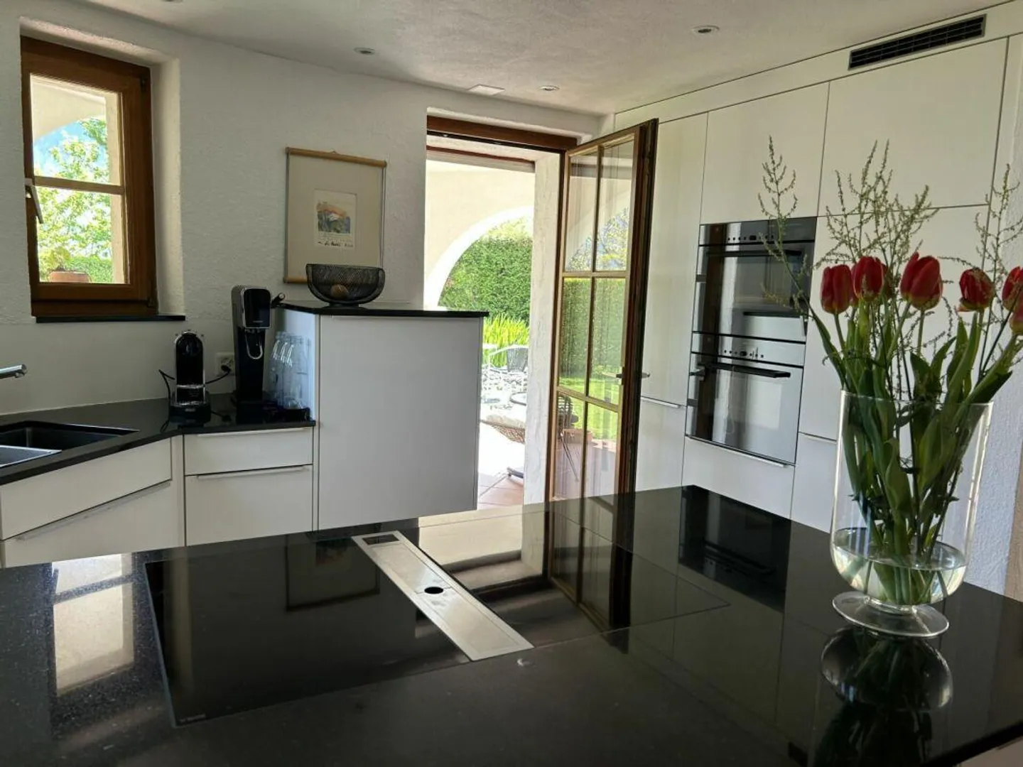 Casa unifamiliare di 8 ½ stanze con appartamento di 1 ½ stanza in una posizione idilliaca con vista magnifica - Foto 3 di 14