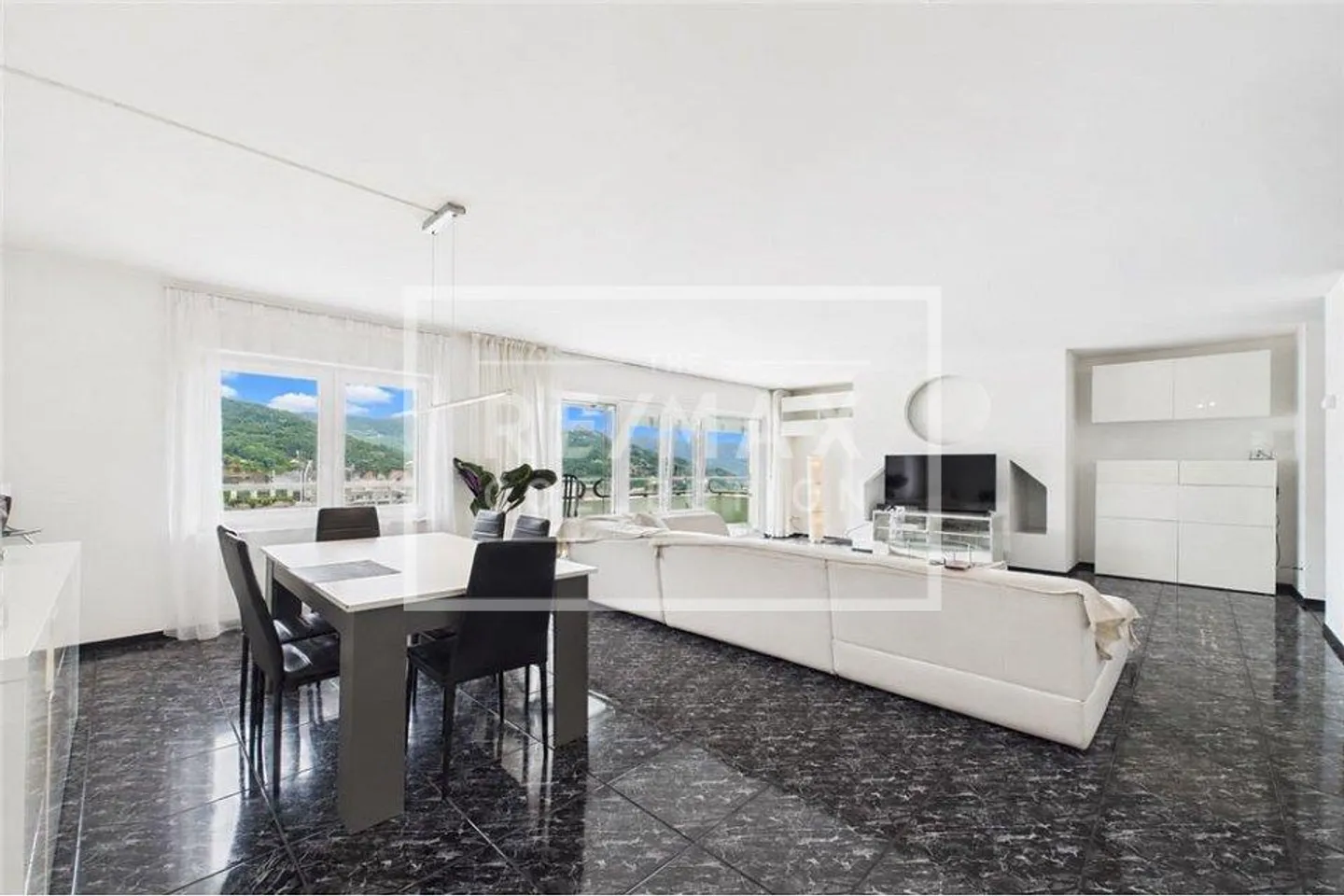 Living Comfort in a Strategic Location with Panoramic Terrace - Photo 3 of 13