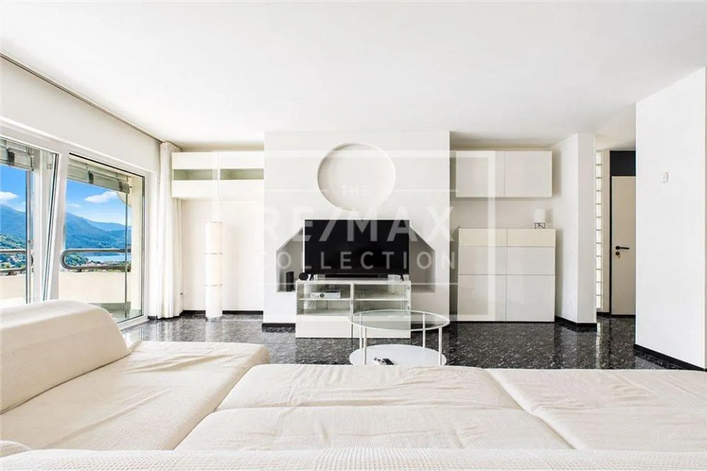Living Comfort in a Strategic Location with Panoramic Terrace - Photo 6 of 13