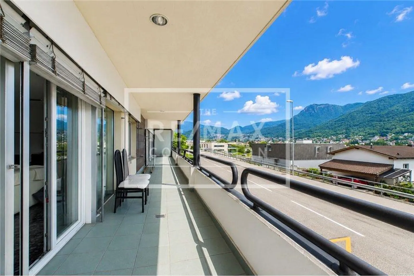 Living Comfort in a Strategic Location with Panoramic Terrace - Photo 8 of 13