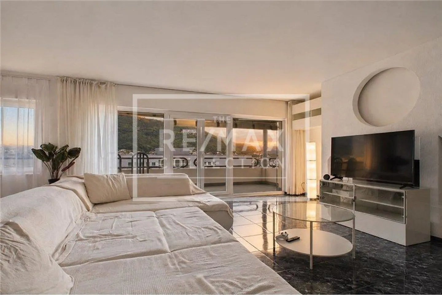 Living Comfort in a Strategic Location with Panoramic Terrace - Photo 9 of 13