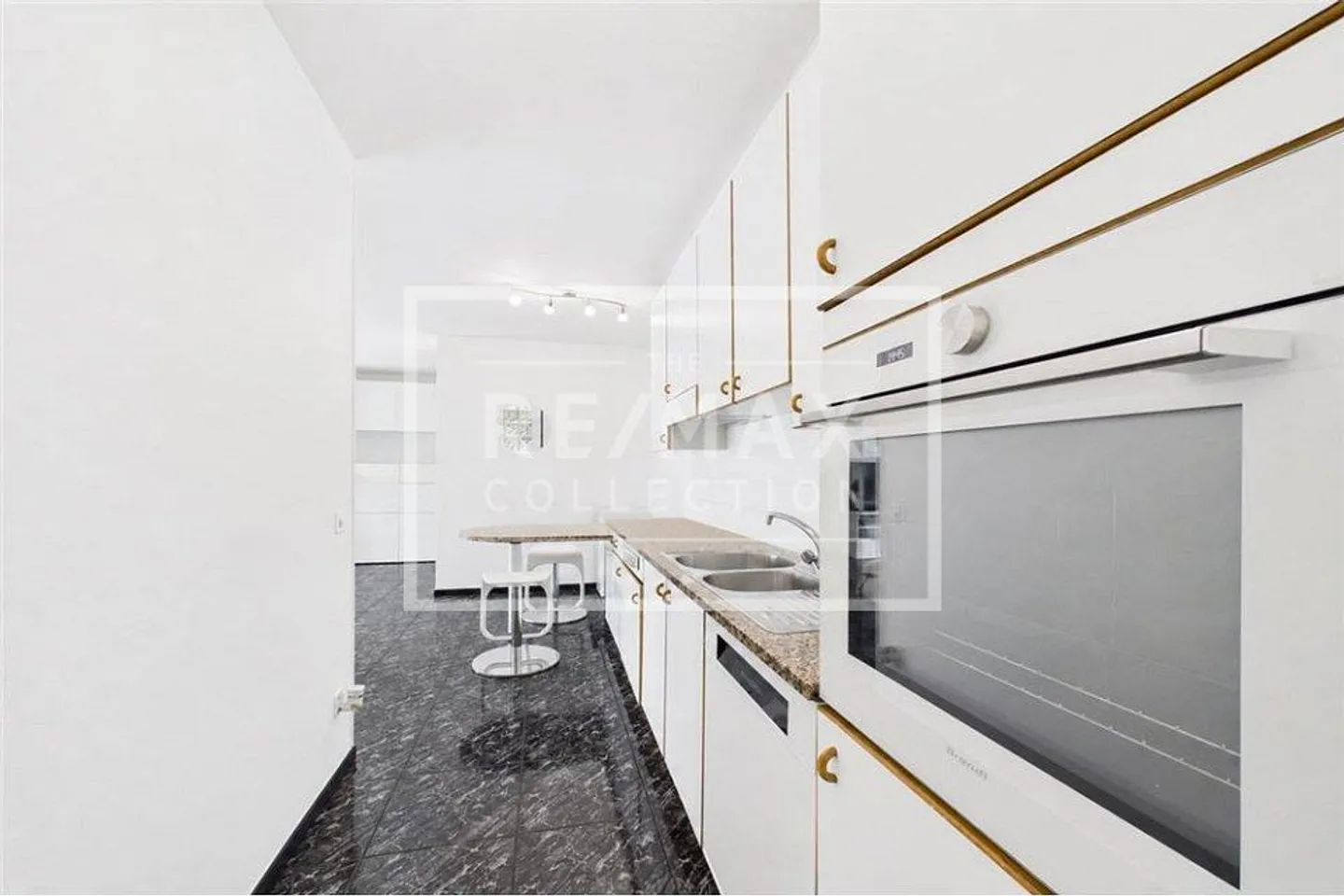 Living Comfort in a Strategic Location with Panoramic Terrace - Photo 11 of 13
