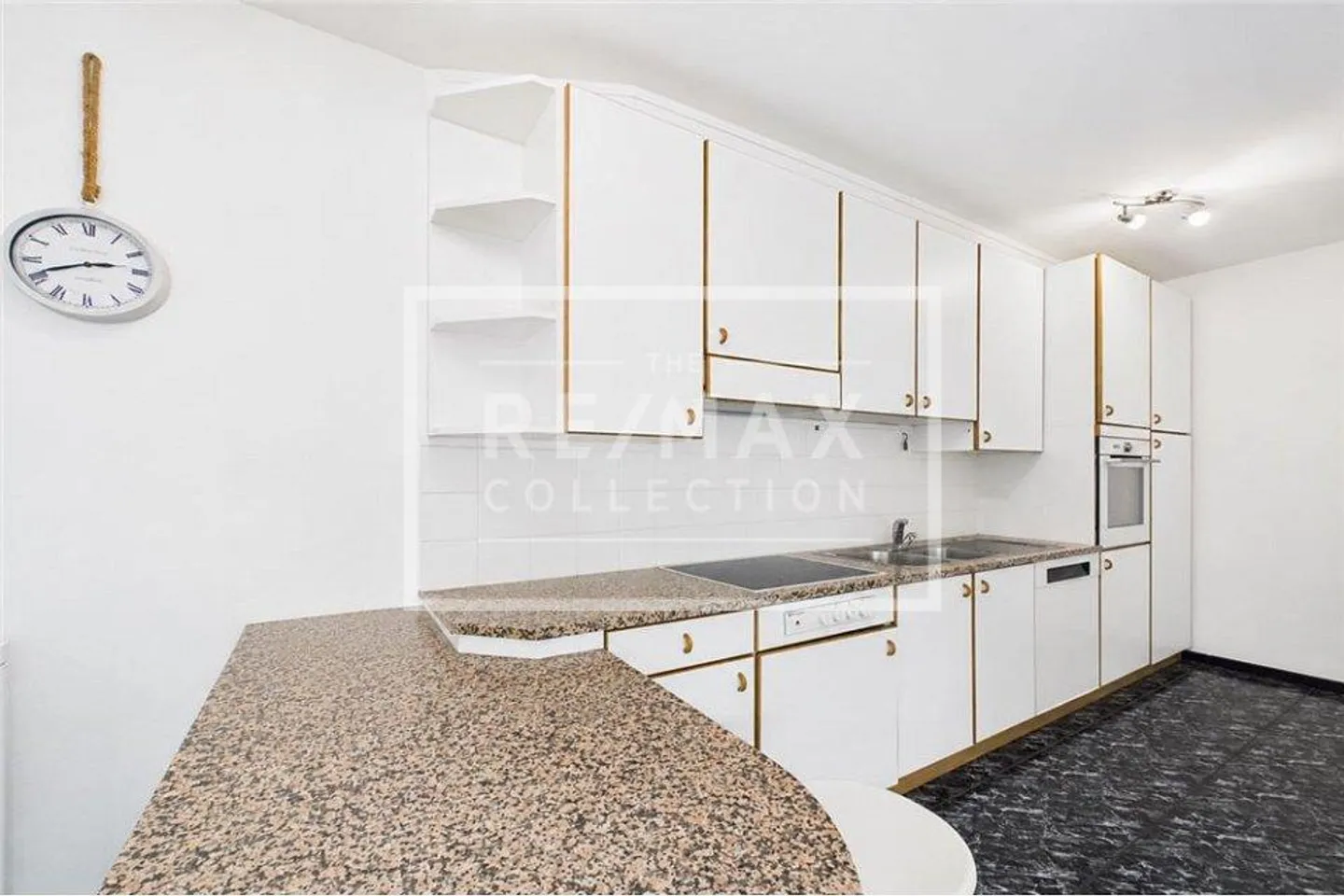 Living Comfort in a Strategic Location with Panoramic Terrace - Photo 12 of 13