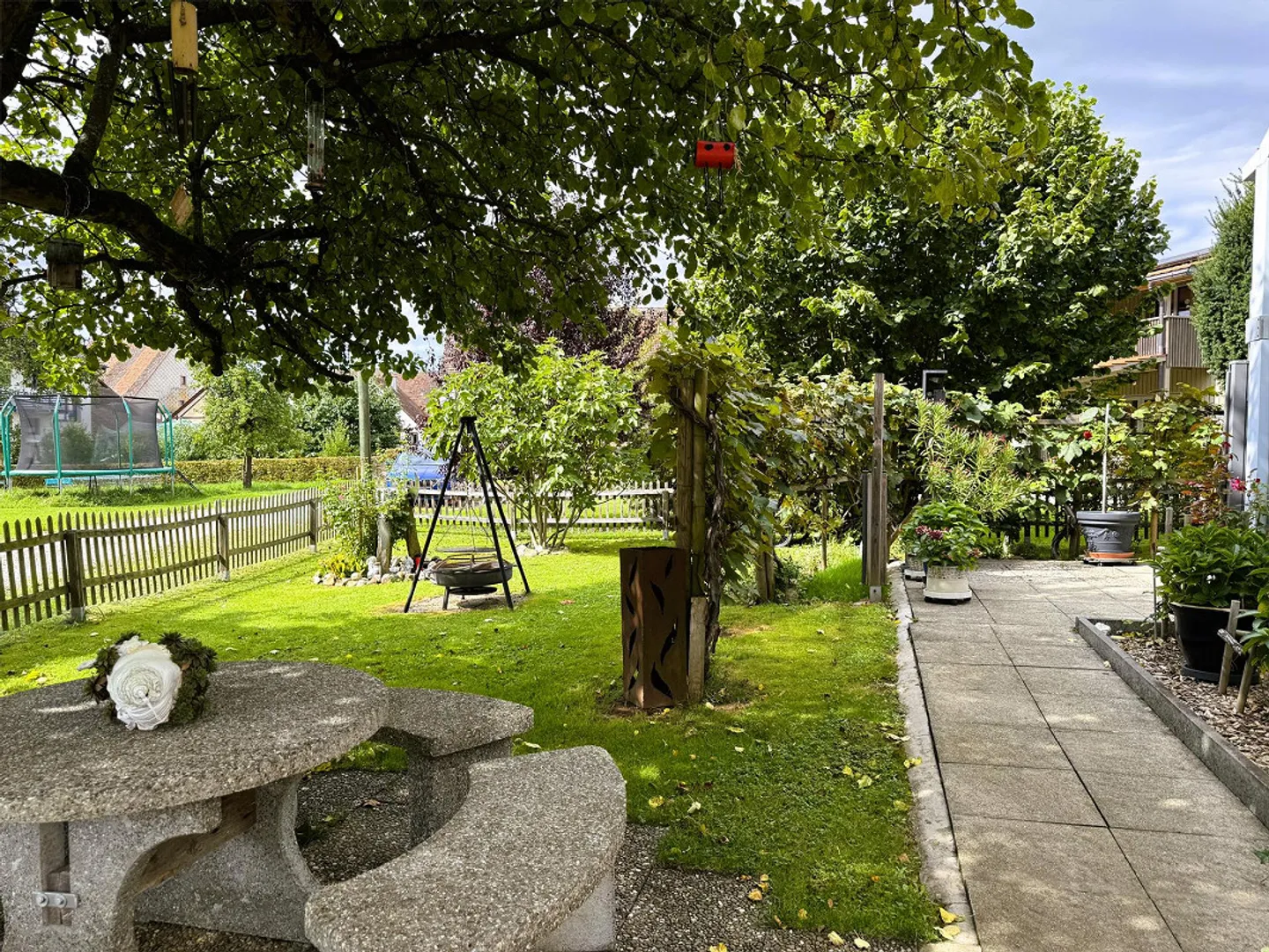 Casa unifamiliare ben tenuta e grande (casa d'angolo) con un bellissimo giardino - Foto 2 di 18