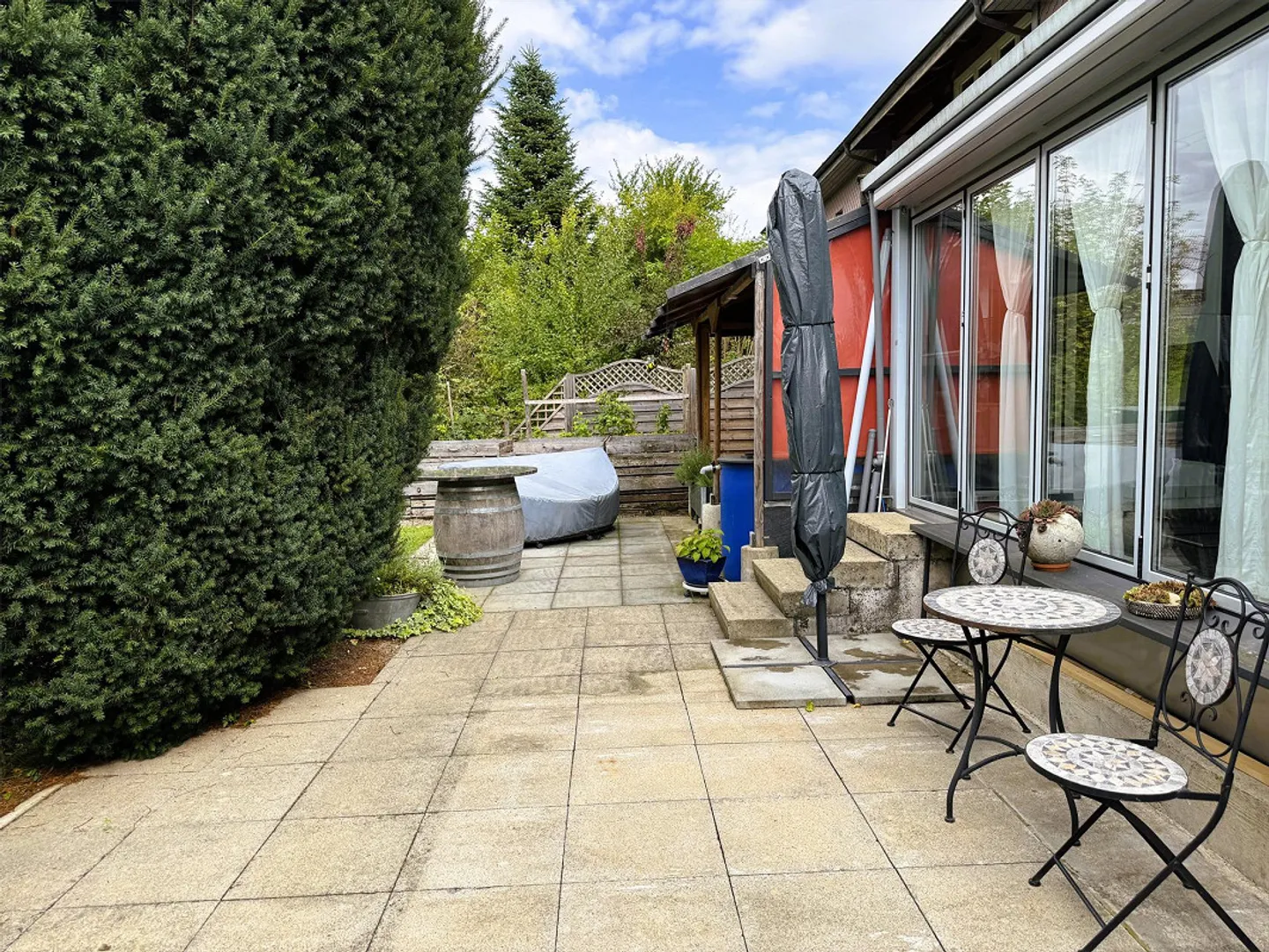 Casa unifamiliare ben tenuta e grande (casa d'angolo) con un bellissimo giardino - Foto 3 di 18