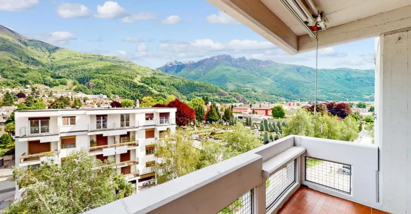 Vue splendide sur les châteaux de Bellinzona et des environnements lumineux - Photo 1 sur 11