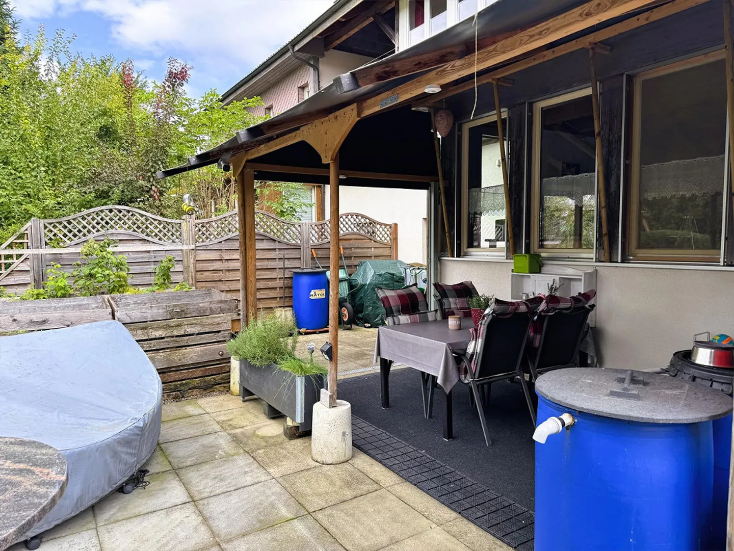 Casa unifamiliare ben tenuta e grande (casa d'angolo) con un bellissimo giardino - Foto 4 di 18