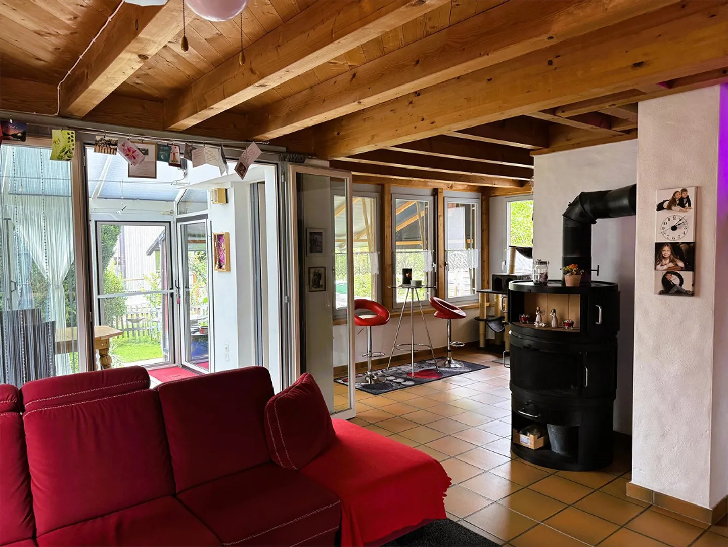 Casa unifamiliare ben tenuta e grande (casa d'angolo) con un bellissimo giardino - Foto 6 di 18