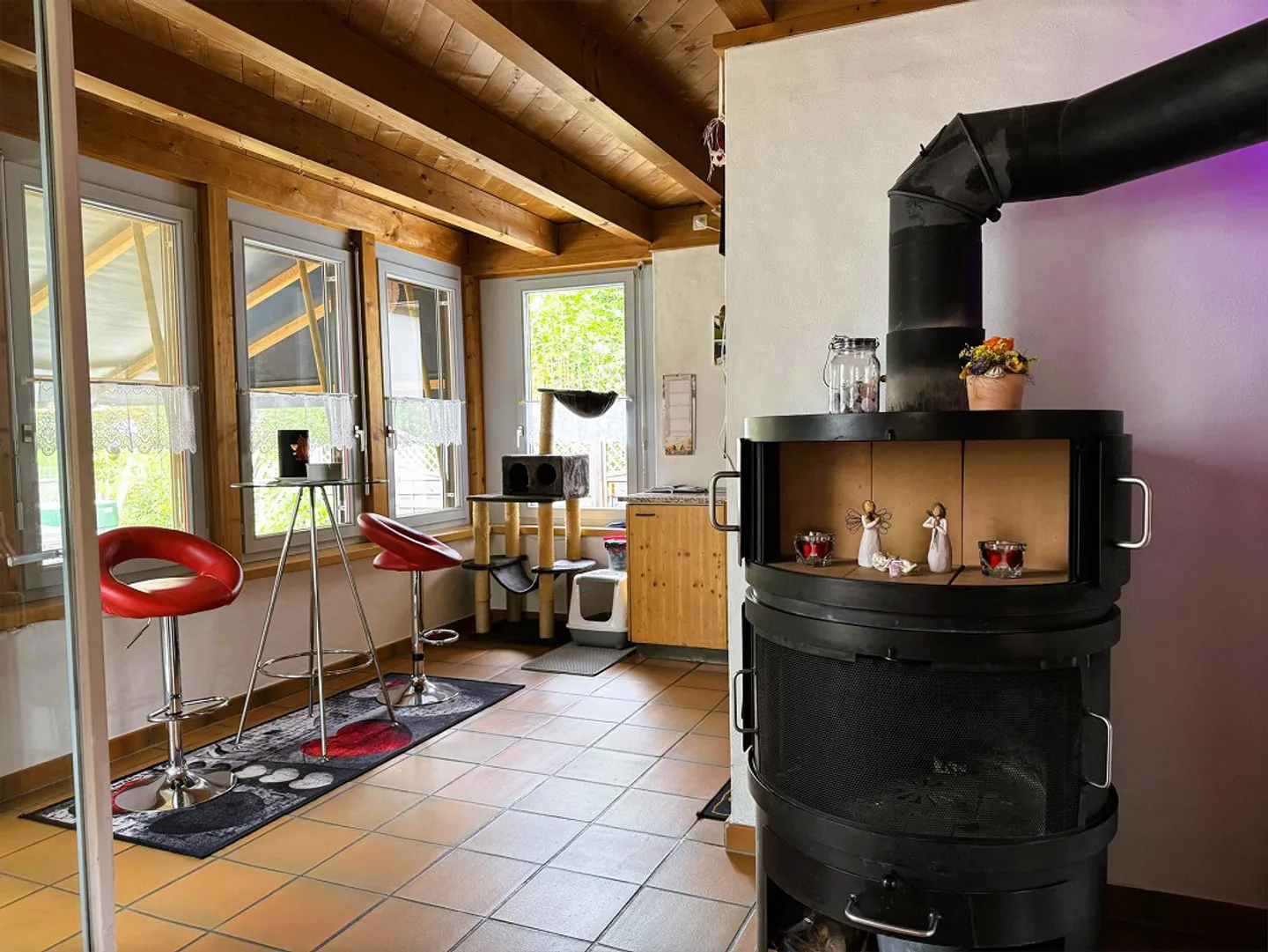 Casa unifamiliare ben tenuta e grande (casa d'angolo) con un bellissimo giardino - Foto 7 di 18