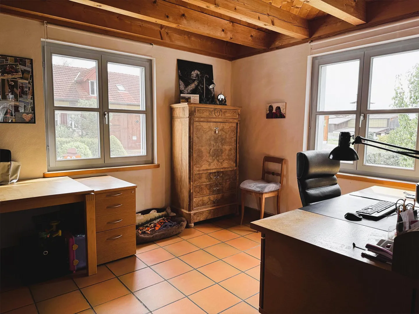 Casa unifamiliare ben tenuta e grande (casa d'angolo) con un bellissimo giardino - Foto 10 di 18