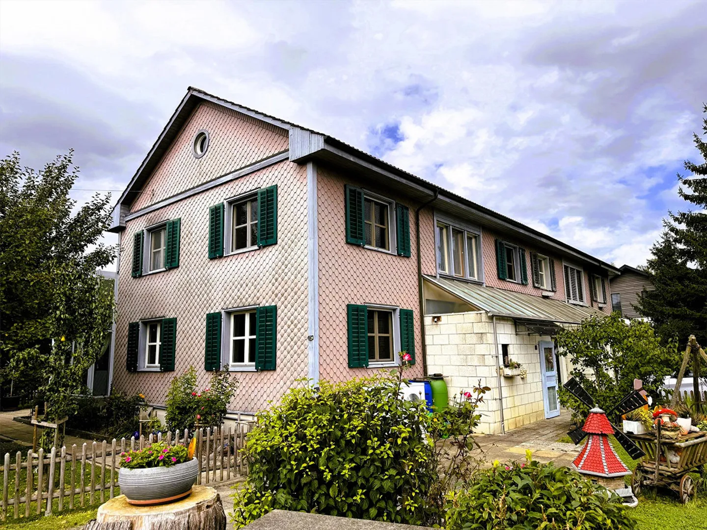 Casa unifamiliare ben tenuta e grande (casa d'angolo) con un bellissimo giardino - Foto 1 di 18