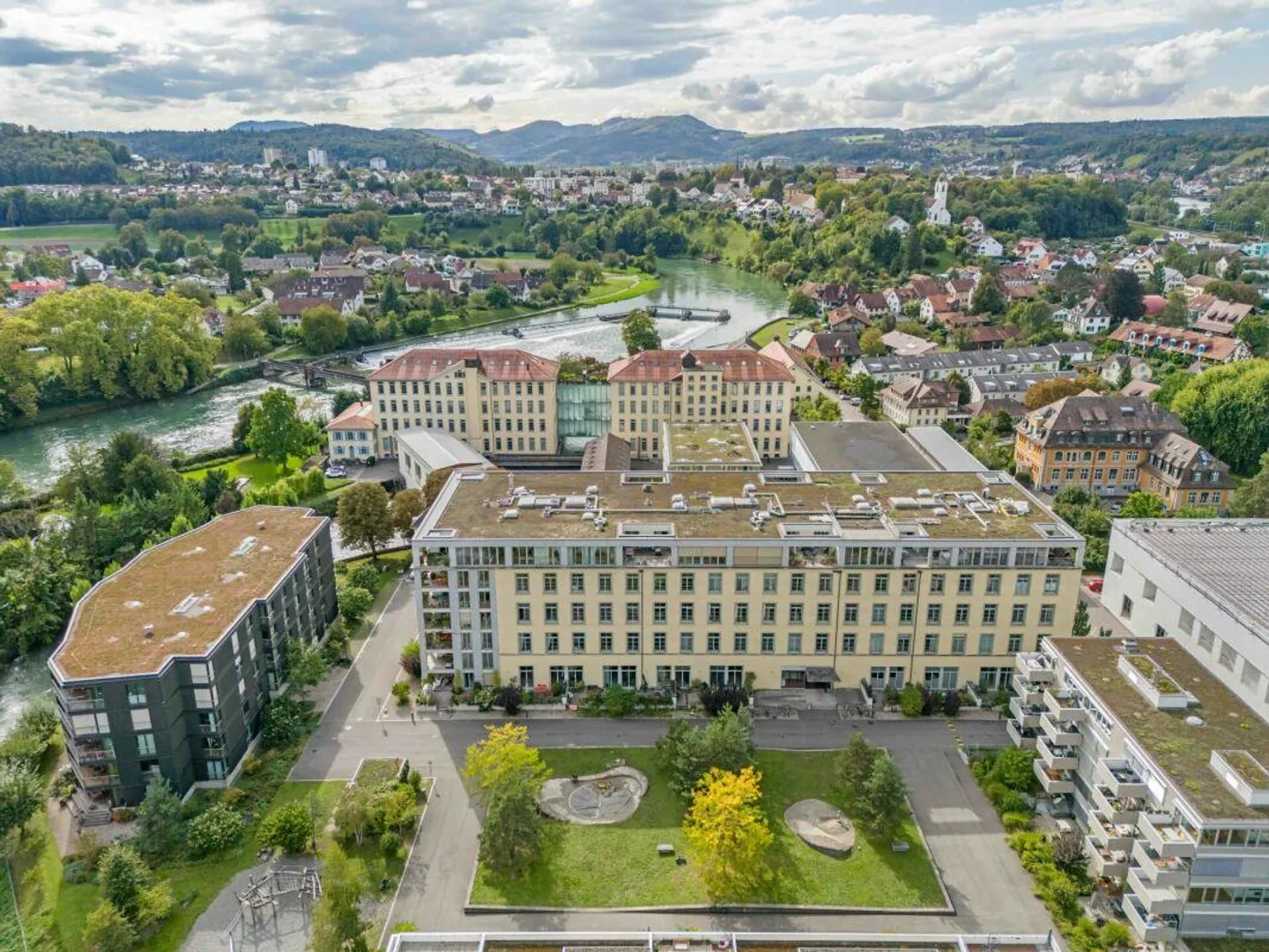 Sentiment de loft urbain dans le quartier de la Spinnerei avec vue sur la Reuss - Photo 4 sur 19