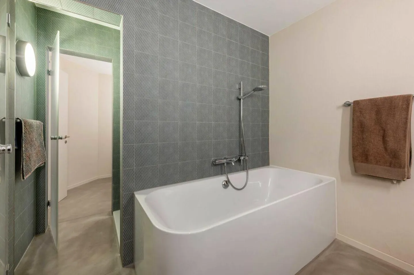 Sentiment de loft urbain dans le quartier de la Spinnerei avec vue sur la Reuss - Photo 12 sur 19